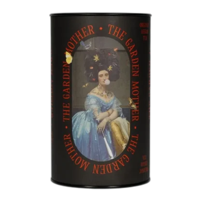 Herbata czarna Assam Leaf Liturgy The Garden Mother w nietuzinkowej tubie z barokową ilustracją kobiety żującej gumę i ozdobionej kwiatami. Produkt zawiera organiczny liściasty Assam o głębokim, wyrazistym smaku, zamknięty w opakowaniu przyciągającym uwagę nowoczesnym designem.