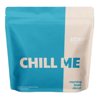 Opakowanie kawy bezkofeinowej Chill Me od Story Coffee Roasters, wypalanej w Warszawie, w nowoczesnym, minimalistycznym designie z niebiesko-kremową kolorystyką. Ta wysokiej jakości mieszanka dedykowana porannemu parzeniu oferuje łagodny smak i aromat, idealny dla miłośników delikatnej kawy.