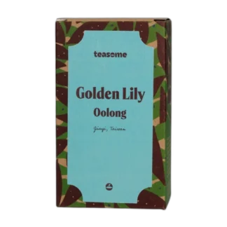 Herbata oolong Teasome Golden Lily z tajwańskiego regionu Jiayi została zapakowana w eleganckie, turkusowe pudełko z botanicznym motywem. To półfermentowana herbata o kremowym aromacie i naturalnie mlecznym smaku, ceniona za łagodność i wyjątkową jakość liści.