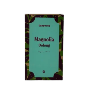 Opakowanie herbaty oolong Teasome Magnolia Oolong 50 g z miętową etykietą na tle w roślinne wzory, dostępne w sklepie z kawą i herbatą