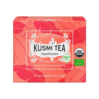 Pudełko herbaty Kusmi Tea AquaSummer w kolorze koralowym z liściastym wzorem, zawierające 20 saszetek herbaty owocowej z nutami brzoskwini, hibiskusa i moreli, oznaczone jako organiczne i bezkofeinowe.