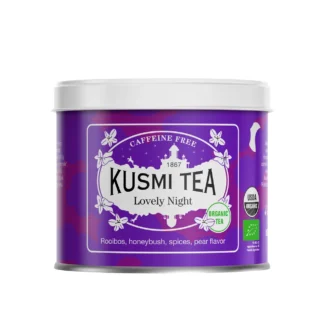 Metalowa puszka fioletowej herbaty Kusmi Tea Lovely Night z napisem „Caffeine Free”, logo organicznej herbaty oraz nutami smakowymi: rooibos, honeybush, przyprawy i gruszka.