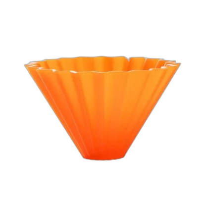 Pomarańczowy dripper ORIGAMI Air S o żebrowanej strukturze, wykonany z lekkiego tworzywa, idealny do parzenia kawy metodą przelewową.
