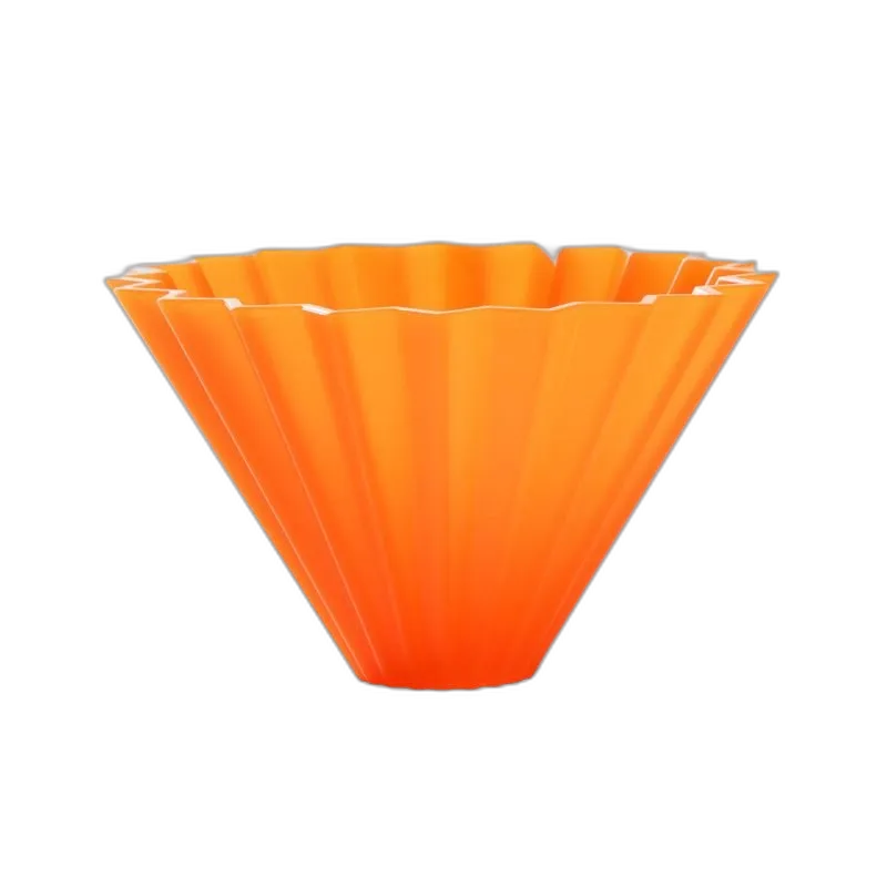 Pomarańczowy dripper ORIGAMI Air S o żebrowanej strukturze, wykonany z lekkiego tworzywa, idealny do parzenia kawy metodą przelewową.