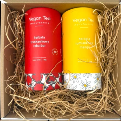 Zestaw dwóch herbat Vegan Tea w ozdobnych tubach – truskawkowy rabarbar (80 g) i rumiankowe mango (55 g) – zapakowany w pudełko z naturalną wyściółką.