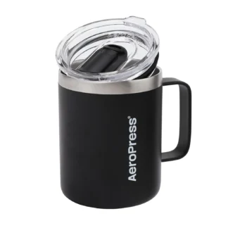 Czarny kubek termiczny AeroPress o pojemności 280 ml z przezroczystą pokrywką i uchwytem. Wykonany ze stali nierdzewnej, idealny do kawy w podróży.