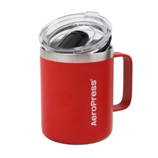 Czerwony kubek termiczny AeroPress z przezroczystą pokrywką i uchwytem, wykonany ze stali nierdzewnej, idealny do kawy w podróży.