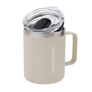 Kremowy kubek termiczny AeroPress z przezroczystą pokrywką i stalowym rantem, idealny do gorących napojów w podróży i na co dzień.