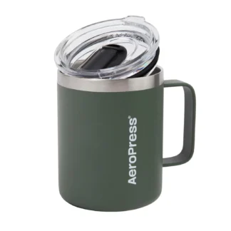 Zielony kubek termiczny AeroPress z przezroczystą pokrywką i stalowym rantem, idealny do kawy i herbaty w podróży.