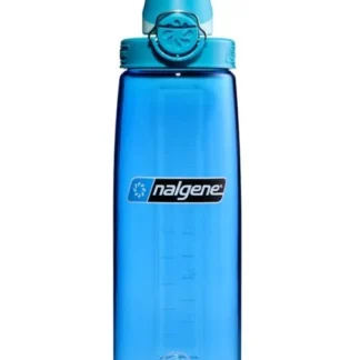 Półprzezroczysta niebieska butelka Nalgene o pojemności 0,7 litra z jasnoniebieską nakrętką typu OTF i czarno-białym logo – wygodna i szczelna butelka na wodę.