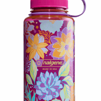 Butelka Nalgene o pojemności 1 litra z kolorowym, kwiatowym motywem w odcieniach różu, fioletu, żółci i błękitu, z różowym korkiem i fioletowym uchwytem.
