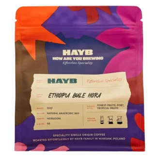 Opakowanie kawy HAYB Ethiopia Bule Hora wyróżnia się kolorową grafiką i jasno opisuje walory produktu, takie jak pochodzenie z regionu Guji oraz smak owocowy z nutami tropikalnymi. Ta speciality coffee, wypalana w Warszawie, oferuje wyjątkowe doznania smakowe, idealne dla miłośników kawy poszukujących jakości i charakteru.