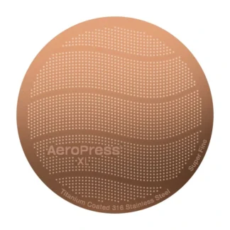 Stalowy filtr AeroPress® XL o super drobnej strukturze, idealny do parzenia wyjątkowej kawy. Wykonany z powłoką tytanową, zapewnia nie tylko doskonałą jakość naparu, ale również jest ekologiczną alternatywą dla tradycyjnych filtrów papierowych.
