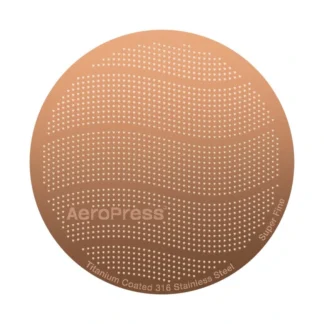 Innowacyjny filtr stalowy do AeroPress, wykonany z stali nierdzewnej 316, zapewnia idealne parzenie kawy. Pokrycie tytanowe gwarantuje wytrzymałość i doskonałą filtrację, idealny dla miłośników aromatycznej kawy.