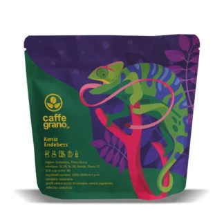Opakowanie kawy Kenia Endebess, z unikalną grafiką chameleona, przedstawia wysokiej jakości ziarna kawy uprawianej w regionie Endebess. Wyjątkowy profil sensoryczny obejmuje nuty truskawki, jagód oraz czekolady, idealny dla miłośników aromatycznych napojów.