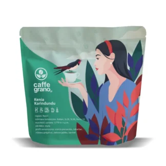 Opakowanie kawy Kenia Karindundu przedstawia kobietę cieszącą się filiżanką aromatycznej kawy w otoczeniu zieleni. Kawa ta pochodzi z regionu Nyeri, oferując nuty czarnej porzeczki, rabarbaru i karmelu, idealne dla miłośników wyjątkowych smaków.
