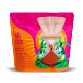 Opakowanie kawy ziarnistej Kolumbia Piamonte od marki Caffe Grano, ukazujące wyjątkowy design z motywem wulkanu. Idealna do parzenia w różnych metodach, ta kawa zachwyca owocowymi nutami kiwi, marakui i słodkimi akcentami, oferując niezapomniane doznania smakowe.