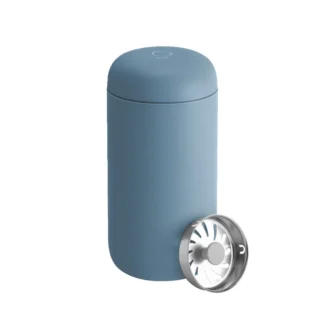 Innowacyjny pojemnik na kawę w eleganckim niebieskim kolorze, idealny do przechowywania świeżo palonych ziaren. Wyposażony w metalowy wentyl, zapewnia optymalne warunki przechowywania, utrzymując aromat kawy na dłużej.