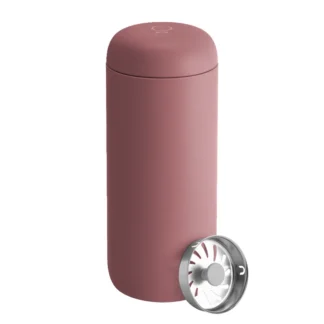 Stylowy termos do kawy w eleganckim różowym odcieniu, idealny do zachowania świeżości napojów. Pojemność 500 ml sprawia, że jest doskonałym akcesorium do biura i na wycieczki, perfekcyjnie nadającym się do podróży z ulubioną kawą lub herbatą.