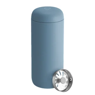 Nowoczesny pojemnik na kawę w stylowym niebieskim odcieniu, idealny do przechowywania świeżo zmielonej kawy lub herbaty. Dzięki jego szczelnemu zamknięciu, aromaty ulubionych napojów długo się utrzymują, a elegancki design doskonale pasuje do każdej kuchni.