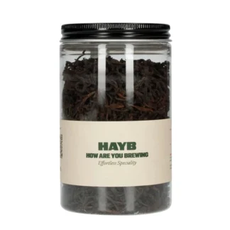 Szklany słoik z herbatą HAYB "How Are You Brewing", zawierający starannie wyselekcjonowane liście. Idealna do parzenia aromatycznego naparu, doskonała dla miłośników wysokiej jakości herbaty.