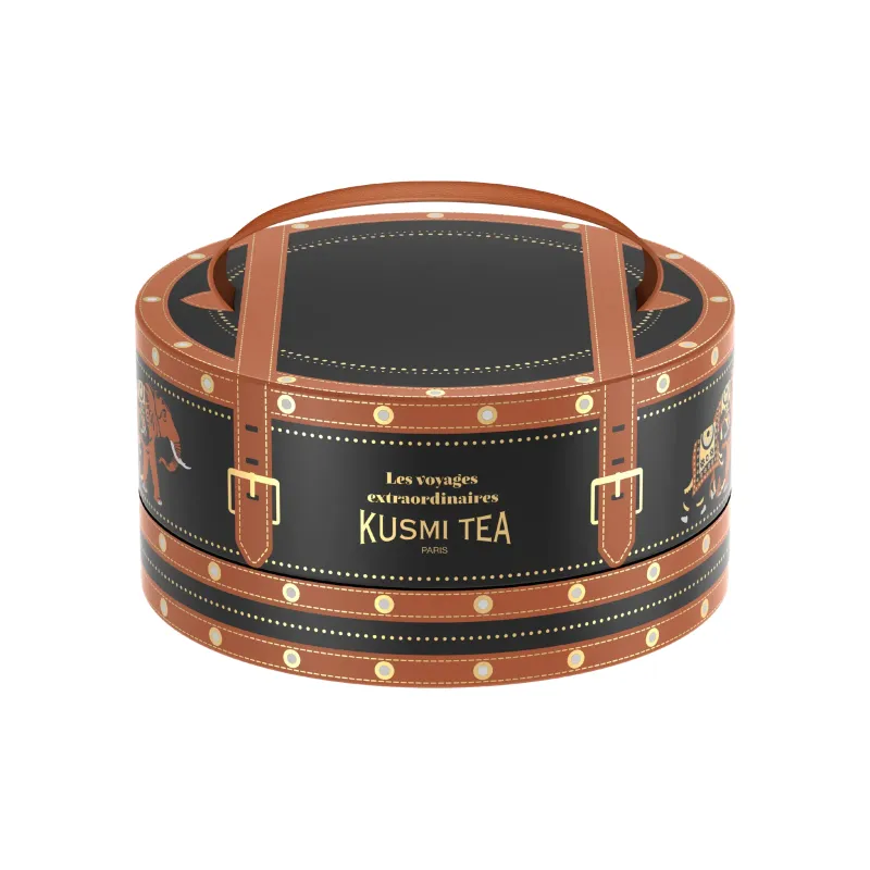 Eleganckie opakowanie herbaty Kusmi Tea ozdobione stylowym wzorem, idealne na prezent. Doskonała jakość herbaty w luksusowym wydaniu sprawia, że jest to idealny wybór dla miłośników aromatycznych naparów.