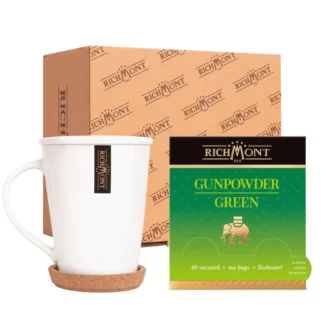 Na zdjęciu znajduje się zestaw do herbaty Gunpowder Green od Richmont, który obejmuje elegancką filiżankę oraz opakowanie z 40 saszetkami. Ten wyjątkowy produkt doskonale sprawdzi się dla miłośników herbaty, oferując połączenie stylu i wysokiej jakości naparu.