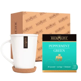 Elegancka biała miska ceramiczna z logo Richmont idealnie komponuje się z opakowaniem herbaty miętowej Peppermint Green. Idealny zestaw dla miłośników herbaty, który umili chwile relaksu i podkreśli smak aromatycznych naparów.
