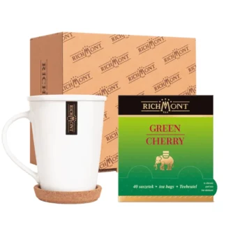 Na zdjęciu zestaw herbaty zielonej Cherry Richmont, zawierający 40 torebek oraz elegancki kubek w białym kolorze. Idealny do przygotowania aromatycznej herbaty, ten zestaw zapewnia wyjątkowe chwile relaksu przy filiżance ulubionego napoju.
