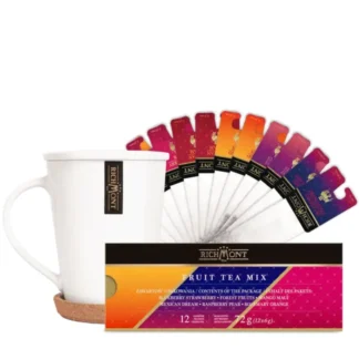 Na zdjęciu widoczna jest elegancka biała filiżanka oraz opakowanie mieszanki herbat owocowych Richmont, które zawiera 12 torebek smakowych. Idealna na każdą porę dnia, ta mieszanka dostarcza wyjątkowych doznań smakowych, które zachwycą miłośników herbaty.