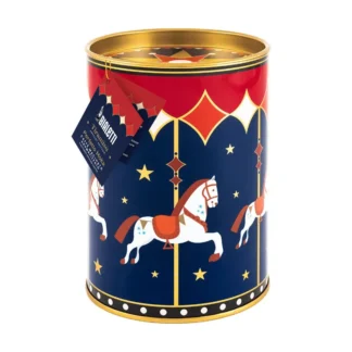 Puszka na herbatę ozdobiona malowidłem konika na biegunach, idealna do przechowywania ulubionych herbat. Stylowy design sprawia, że jest doskonałym dodatkiem do każdej kuchni, a jej zawartość sprawia, że każdy łyk to wyjątkowe doświadczenie smakowe.