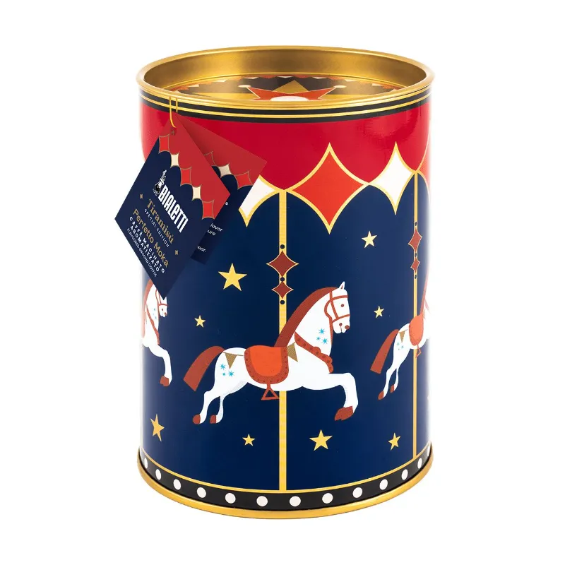 Puszka na herbatę ozdobiona malowidłem konika na biegunach, idealna do przechowywania ulubionych herbat. Stylowy design sprawia, że jest doskonałym dodatkiem do każdej kuchni, a jej zawartość sprawia, że każdy łyk to wyjątkowe doświadczenie smakowe.