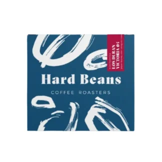 Opakowanie kawy Hard Beans z Kostaryki, idealnej dla miłośników aromatycznego napoju. Klasyczna mieszanka od Coffee Roasters zapewnia wyjątkowy smak i jakość, którą doceni każdy koneser kawy.