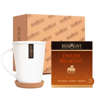 Zestaw zawiera elegancką filiżankę oraz herbatę English Breakfast w wygodnych saszetkach. Idealny do codziennego parzenia aromatycznego napoju, doskonały wybór dla miłośników herbaty.