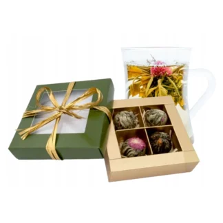 Zestaw składający się z czterech kulek herbaty w eleganckim pudełku, idealny na prezent.