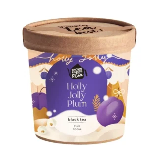Opakowanie herbaty czarnej Holly Jolly Plum, które zawiera smakowite nuty śliwki i kakao. Idealna na zimowe wieczory, ta wyjątkowa mieszanka z oferty Brown House & Tea zachwyci każdego miłośnika aromatycznych naparów.