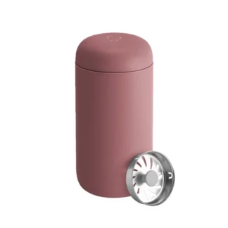 Funkcjonalny dzbanek do parzenia herbaty w eleganckim różowym kolorze. Idealny do codziennego używania, ten dzbanek doskonale utrzymuje temperaturę napoju i dodaje stylu każdemu napojowi.