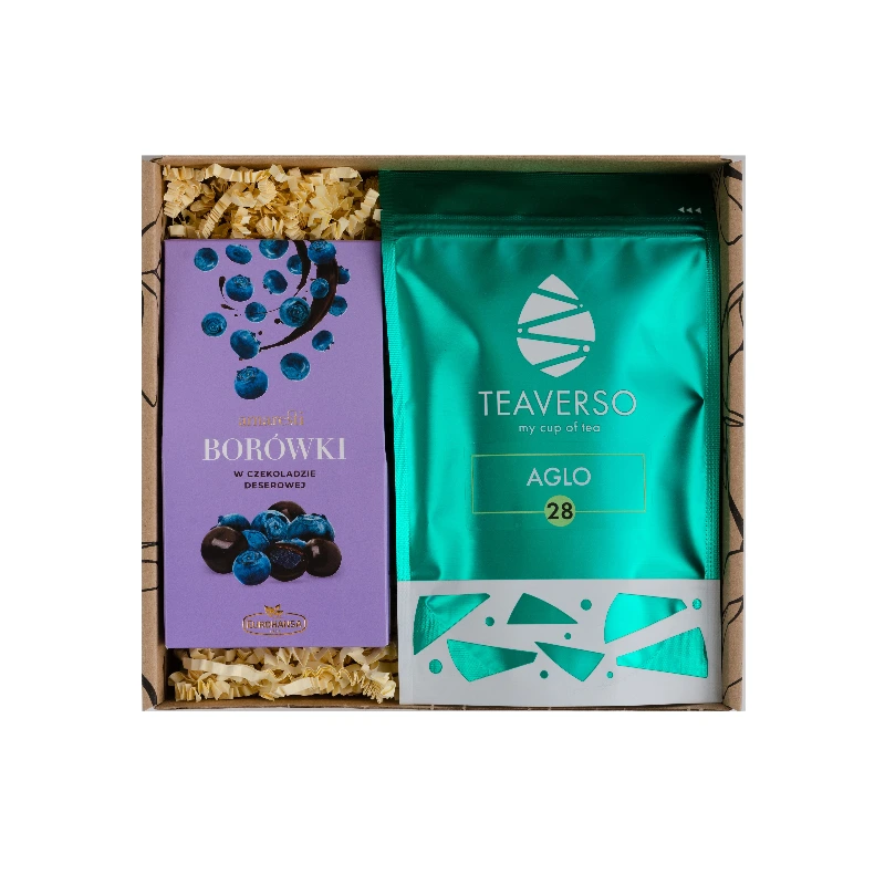 Zestaw prezentowy zawierający herbatę TEAVERSO AGLO oraz borówki w czekoladzie deserowej, idealny dla miłośników słodkości. Perfektny wybór na prezent lub wyjątkowy dodatek do popołudniowej herbaty, podkreślający smak i aromat.