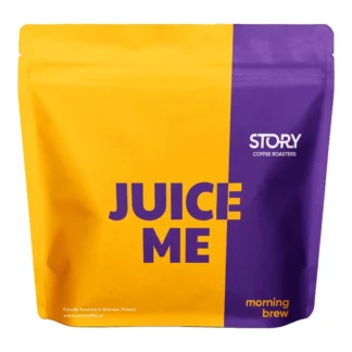 Opakowanie kawy JUICE ME od STORY Coffee Roasters, wyróżniające się intensywnym żółtym i fioletowym designem. Idealna poranna mieszanka, która pobudza zmysły i zapewnia wyjątkowy smak każdej filiżanki kawy.
