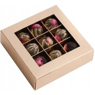 Kule herbaciane w eleganckim, różowym pudełku to doskonały wybór dla miłośników herbaty. Każda kula to wyjątkowa kompozycja smaków i aromatów, idealna na prezent lub do wyjątkowych chwil.