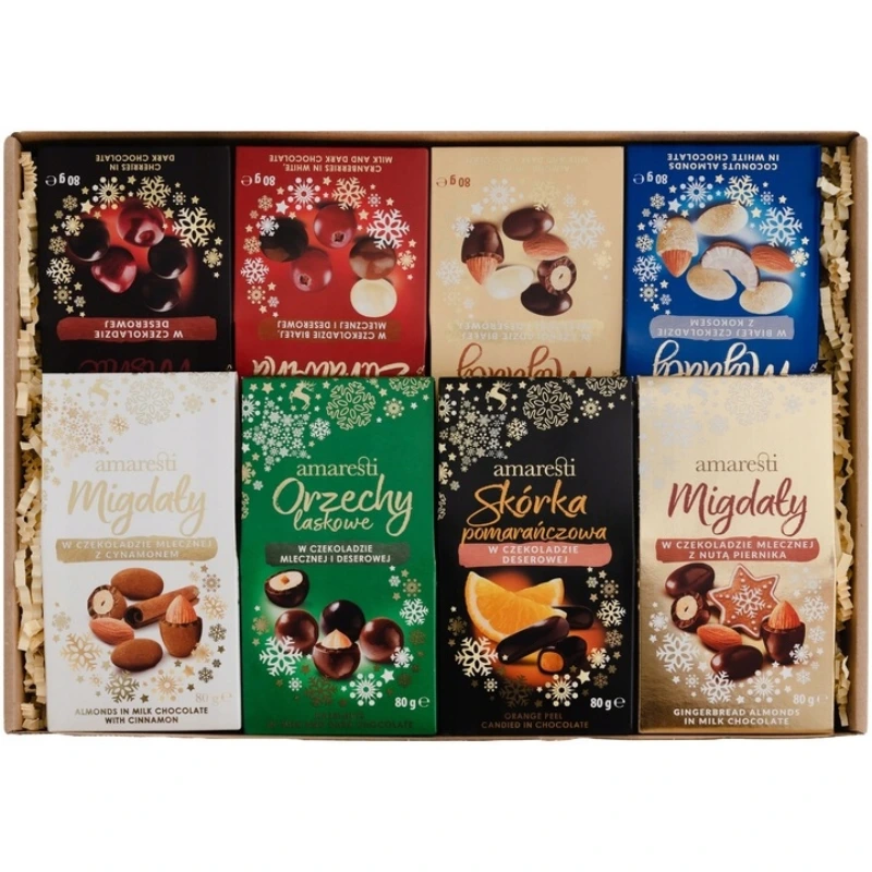 Zestaw zawiera różnorodne przekąski czekoladowe, w tym migdały, orzechy laskowe i skórkę pomarańczową, idealne do kawy i herbaty. Ręcznie pakowane w eleganckim opakowaniu, te słodkości będą doskonałym dodatkiem do relaksacyjnych momentów lub prezentem dla miłośników słodkości.