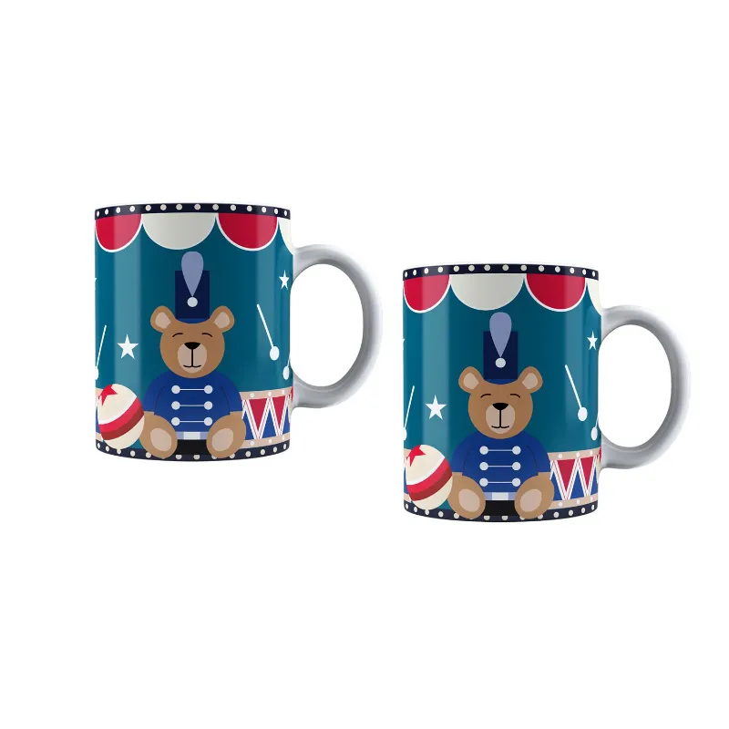 Filiżanka ozdobiona wesołym motywem niedźwiedzia w mundurze, idealna do serwowania kawy lub herbaty. Dodatkowy akcent w postaci kolorowych bębnów sprawia, że ten produkt wprowadza radosny klimat do każdego napoju.