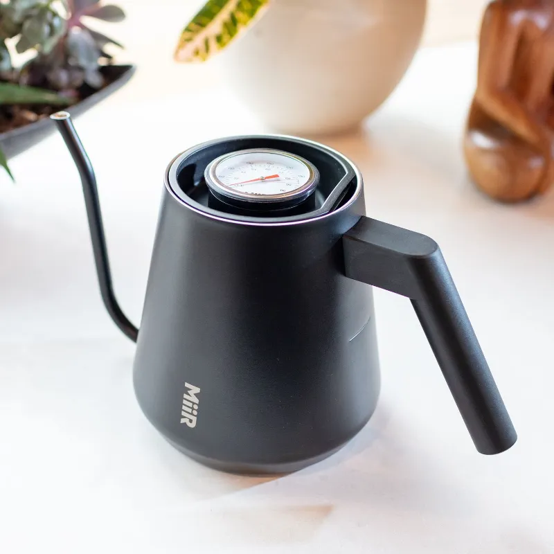 MiiR Standard Pour over Kettle 1 L Czarny czajnik z wylewką i termometrem