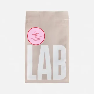 Zastosowana kawa Burundzi Hafi w eleganckim opakowaniu oferuje wyjątkowe nuty borówki, granatu i czerwonej porzeczki. Idealna dla miłośników aromatycznych naparów, którzy pragną odkryć nowe smaki i doświadczenia w parzeniu kawy.