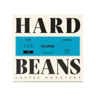 Opakowanie kawy filtracyjnej Decaf Kolumbia od Hard Beans z charakterystycznym niebieskim etykietą. Idealna do parzenia aromatycznego naparu bez kofeiny, stworzona z ręcznie zbieranych ziaren z Kolumbii.