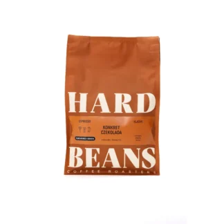Opakowanie kawy Hard Beans Konkret Czekolada o smaku klasycznego espresso, ważące 250g. Produkt charakteryzuje się nutami czekolady, idealny do przygotowania aromatycznego napoju dla miłośników kawy.