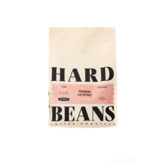 Opakowanie kawy PEWNIAK GREJPFRUT od HARD BEANS, idealne do parzenia aromatycznego naparu. Filtr w formie torebek zapewnia czystość smaku, idealny wybór dla miłośników kawy o cytrusowych nutach.