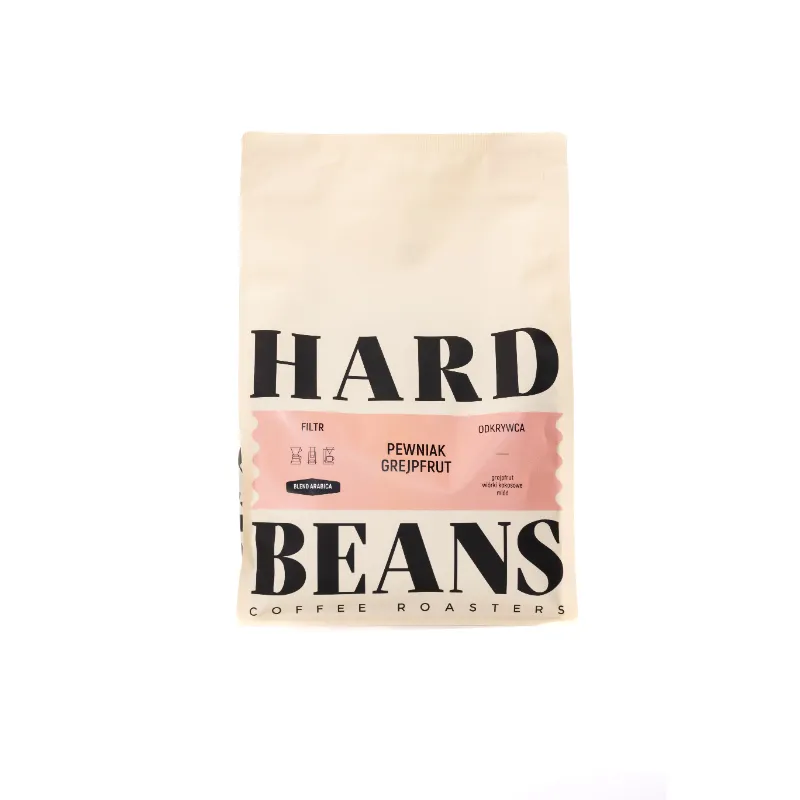 Opakowanie kawy PEWNIAK GREJPFRUT od HARD BEANS, idealne do parzenia aromatycznego naparu. Filtr w formie torebek zapewnia czystość smaku, idealny wybór dla miłośników kawy o cytrusowych nutach.