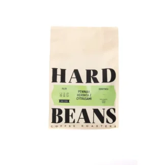 Opakowanie pewniaka herbaty z cytrusami od Hard Beans, idealne dla miłośników orzeźwiających naparów. Doskonała propozycja dla tych, którzy cenią sobie wysoką jakość herbaty i wyjątkowy smak.