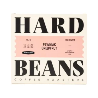 Opakowanie kawy filtrowanej Pewniak Grejpfrut od Hard Beans, które łączy w sobie nuty grejpfruta, kokosa i miodu. Idealna dla miłośników aromatycznych napojów, ta kawa z mieszanką arabiki zadowoli każde podniebienie.